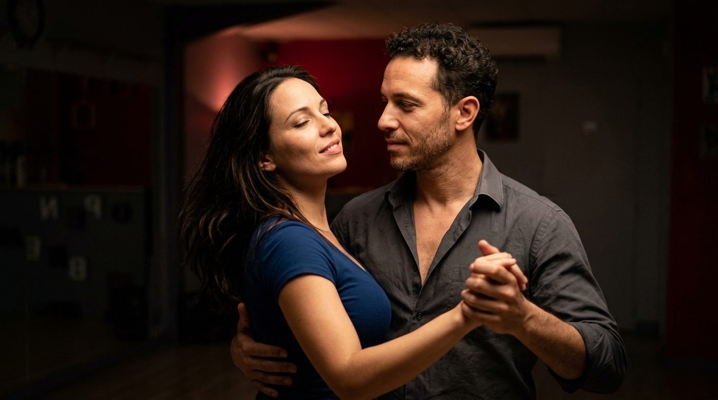 Un couple danse la bachata dans la salle
